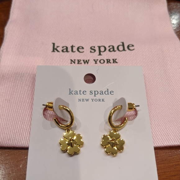 KATE SPADE - SPADES AND STUDDS HUGGIE EARRINGS + DUST BAG NWT ❤